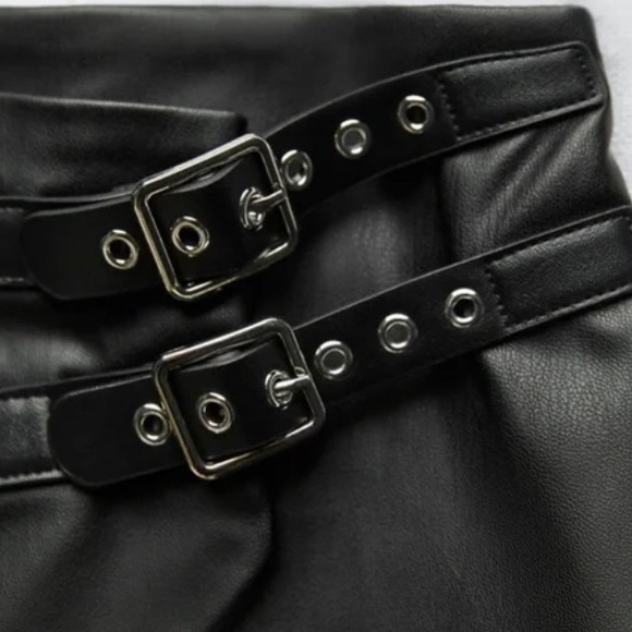 ZARA BLACK FAUX LEATHER MINI SKIRT WITH SLIT * NEW * - Picture 6 of 8